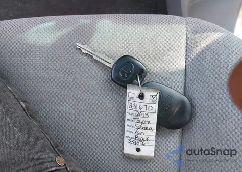 2015 Toyota Sienna L 7 Passenger z USA, uszkodzony, nr VIN 5TDZK3DC1FS539076